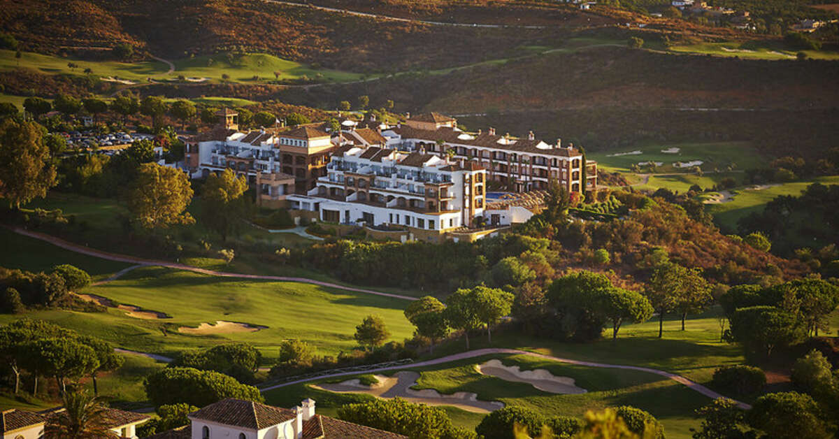 Een foto van de buitenkant van La Cala Resort Golf