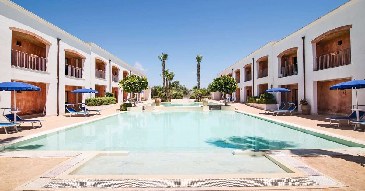 Een foto van het zwembad bij Delfino Beach Hotel
