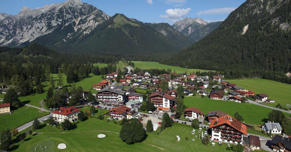 Een foto van de buitenkant van Gasthof Hotel Tyrol