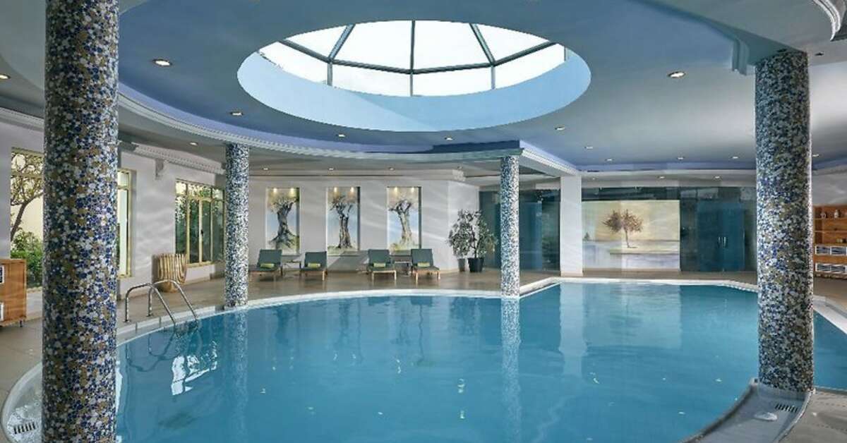 Een foto van het zwembad bij Pilot Beach Resort