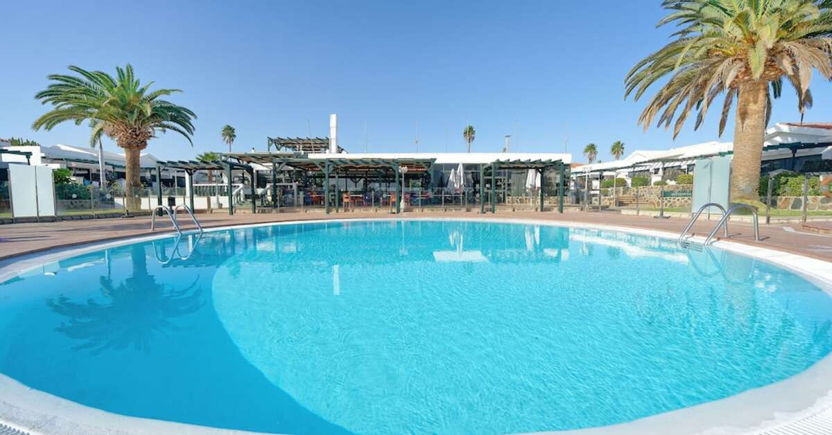 Een foto van het zwembad bij Maspalomas Lago