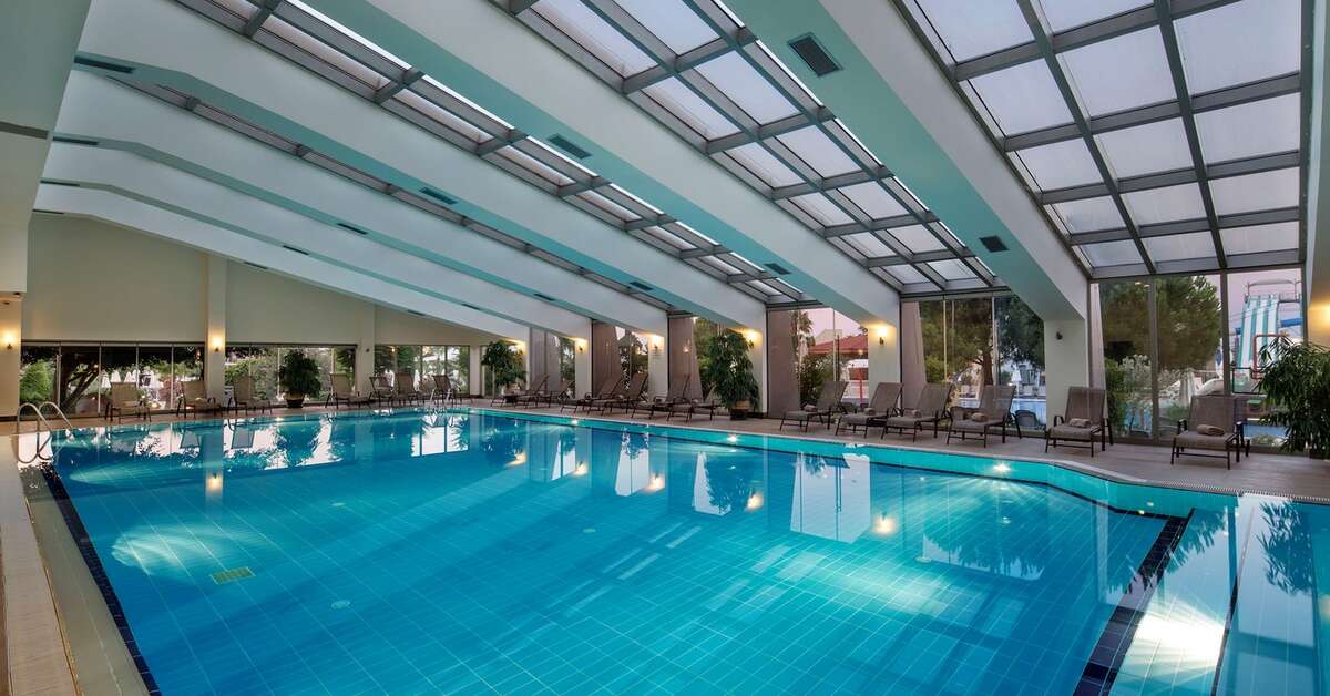 Een foto van het zwembad bij Bellis Deluxe Hotel