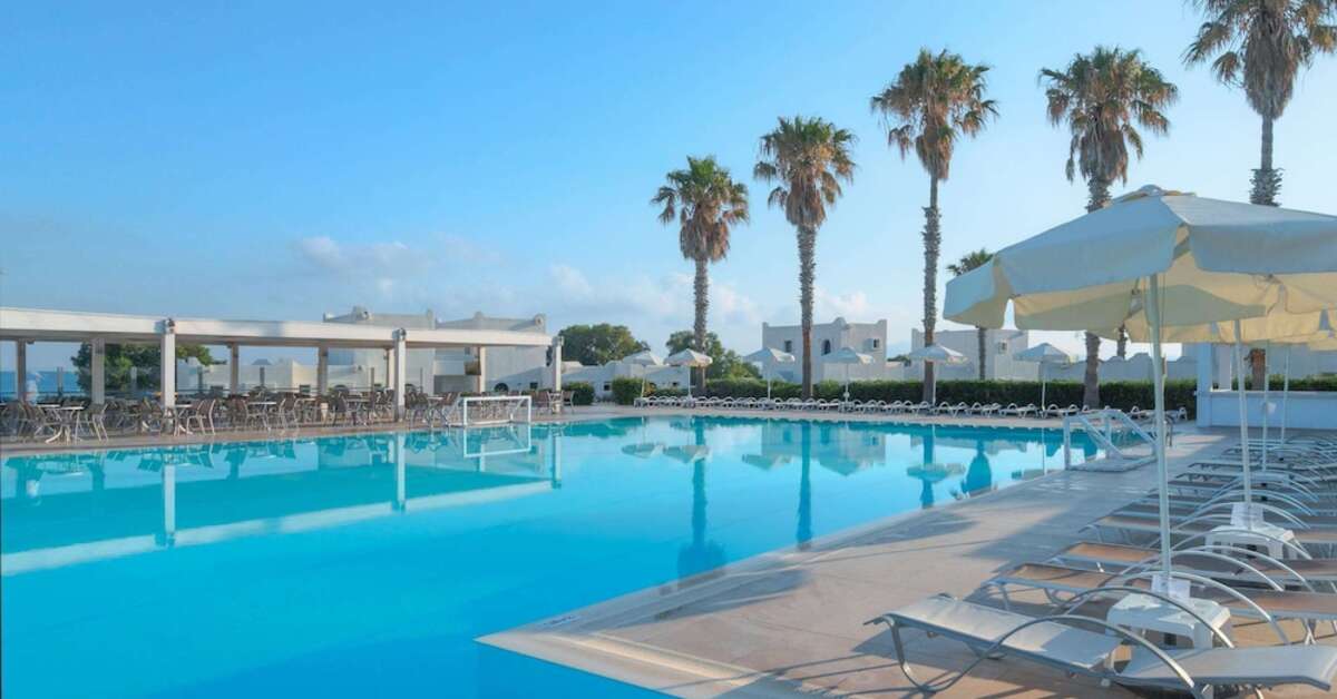 Een foto van het zwembad bij Aeolos Beach Hotel