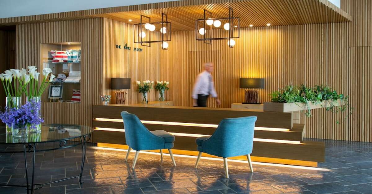 Een foto van het interieur van The King Jason Paphos