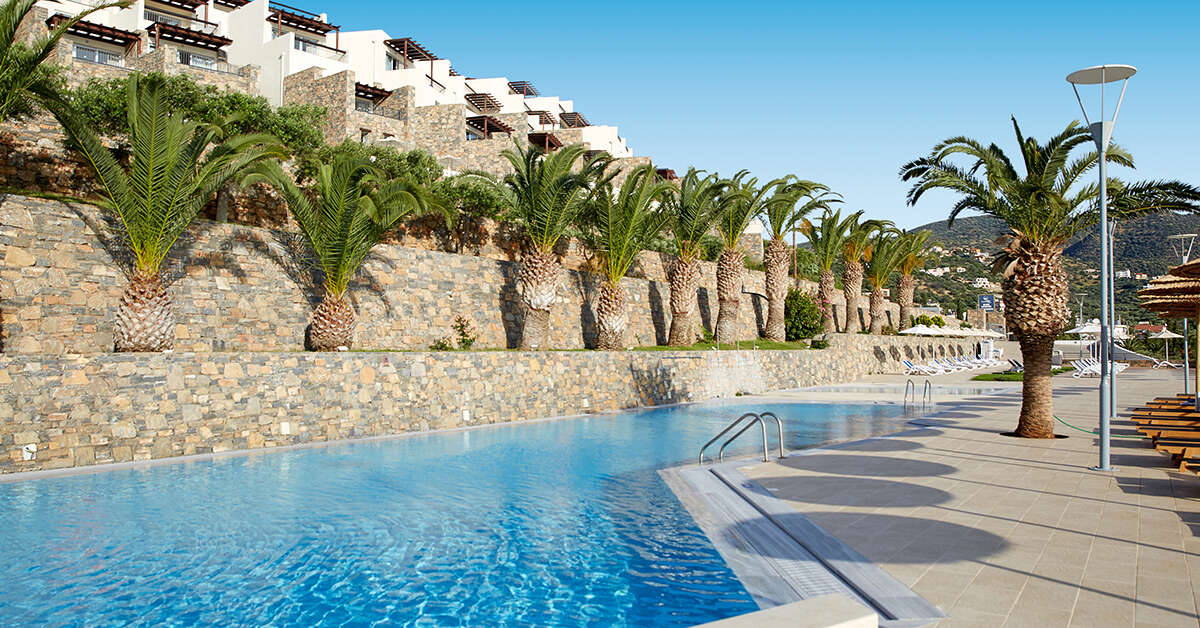 Een foto van het zwembad bij Wyndham Grand Crete Mirabello Bay