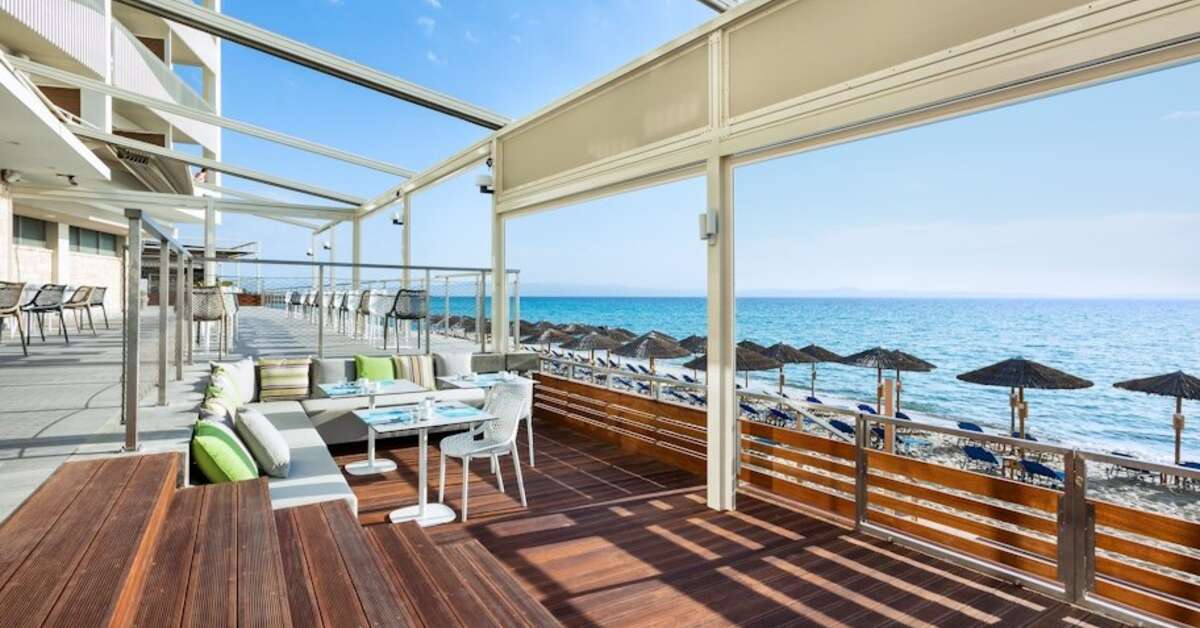 Een foto van het terras bij Ammon Zeus Hotel