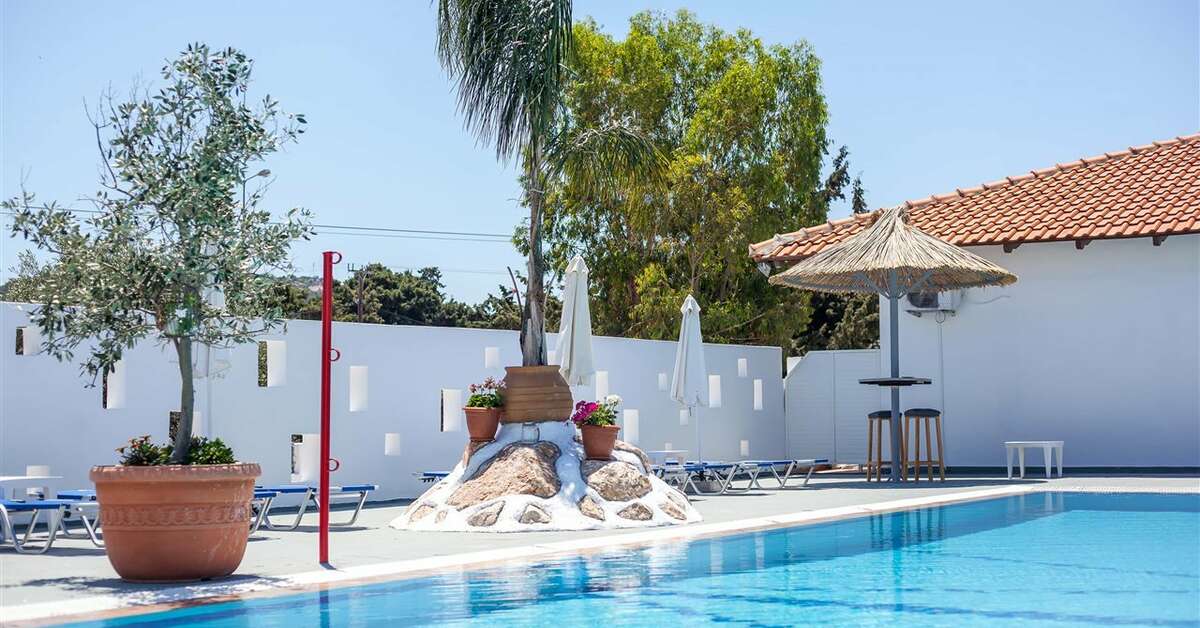 Ein Foto vom Pool im Tinas Plus Hotel