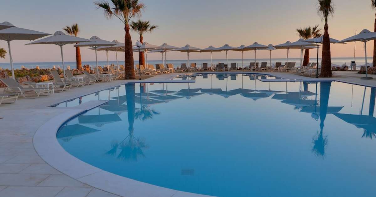 Een foto van het zwembad bij Harmony Rethymno Beach Hotel