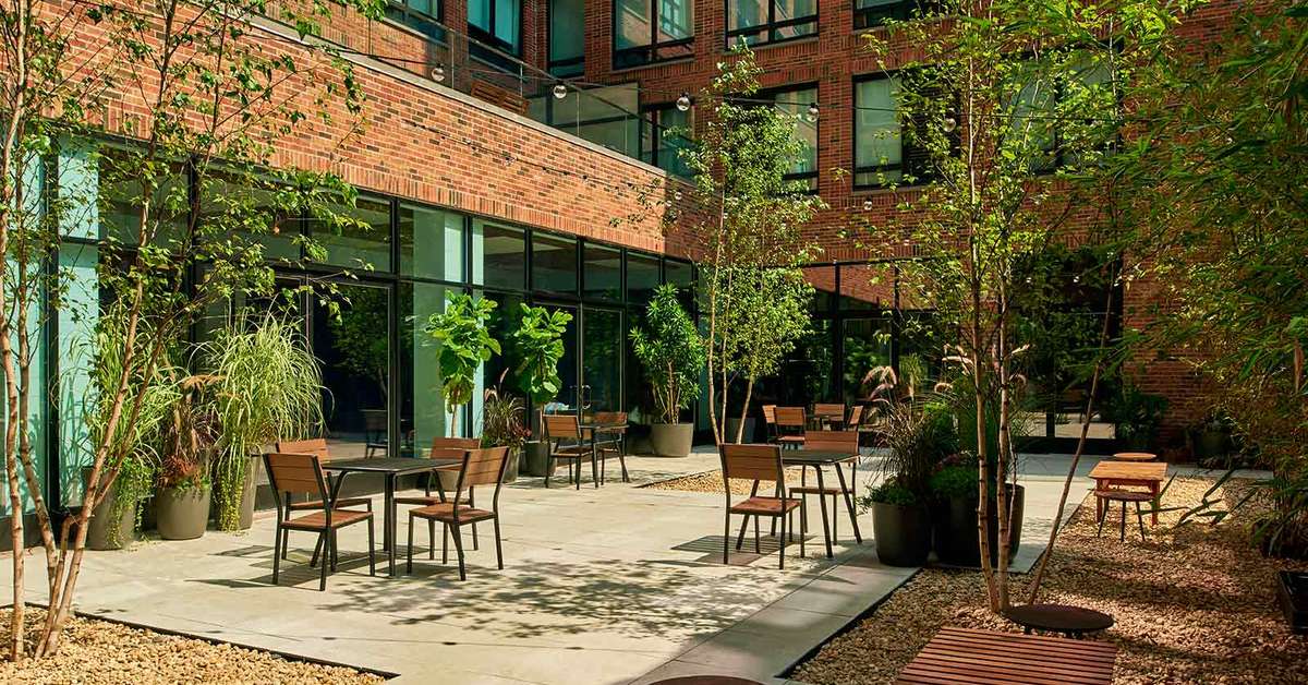 Een foto van het terras bij Arlo SoHo Hotel