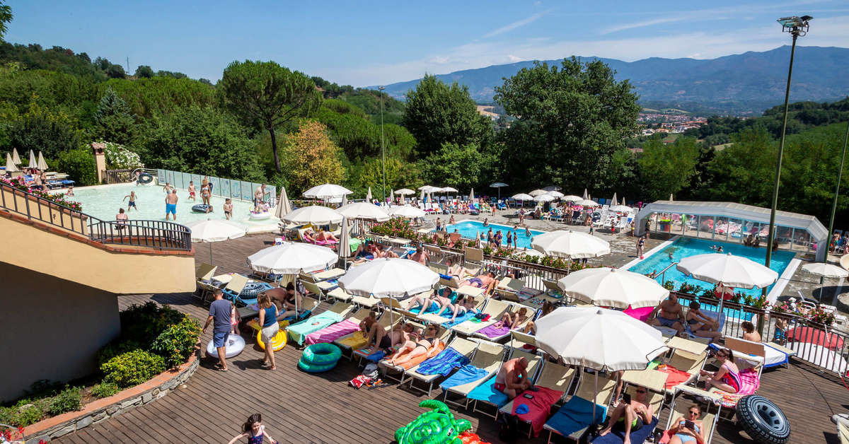 Een foto van het terras bij hu Norcenni Girasole Village