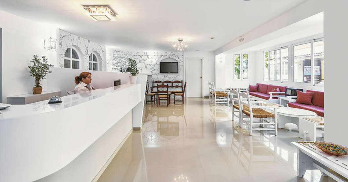 Een foto van het interieur van Happy Days Hotel