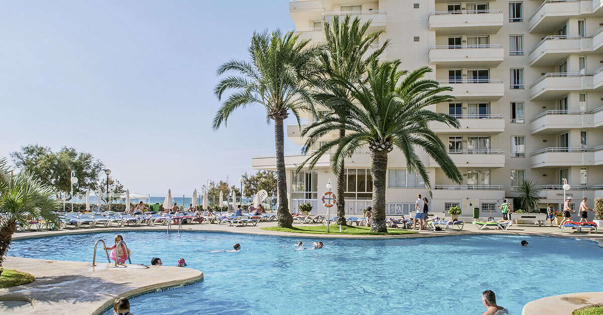 Een foto van het zwembad bij Aparthotel Playa Dorada