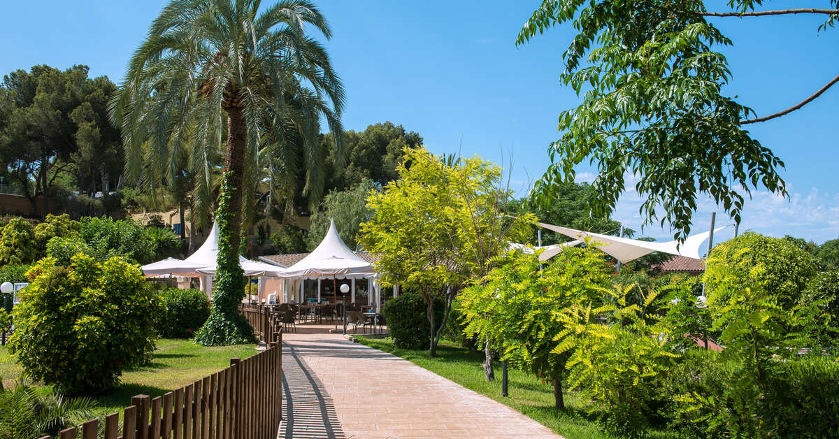 Een foto van de buitenkant van Salles Hotel Marina Portals