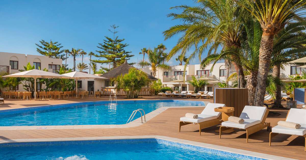 Een foto van het zwembad bij Alua Suites Fuerteventura