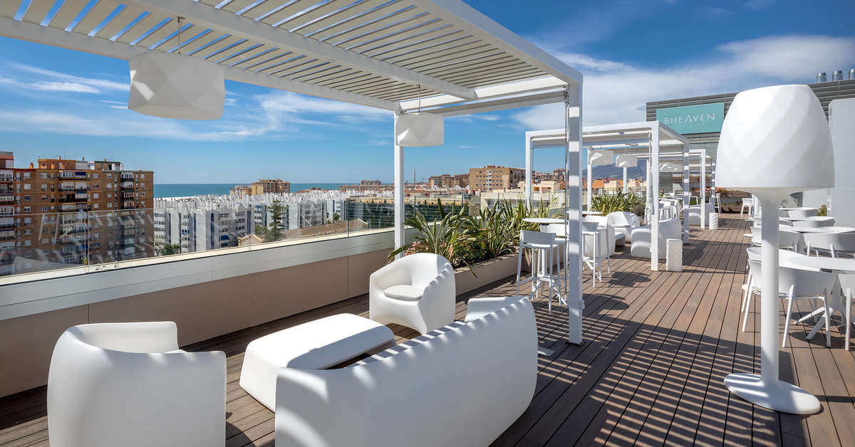 Een foto van het terras bij Barcelo Malaga
