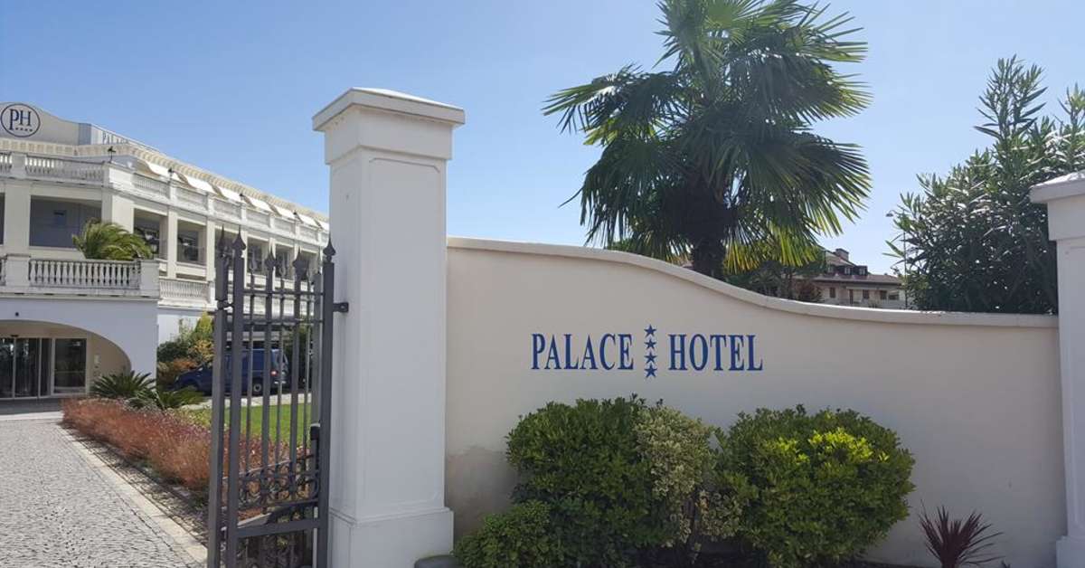 Een foto van de buitenkant van Hotel Palace