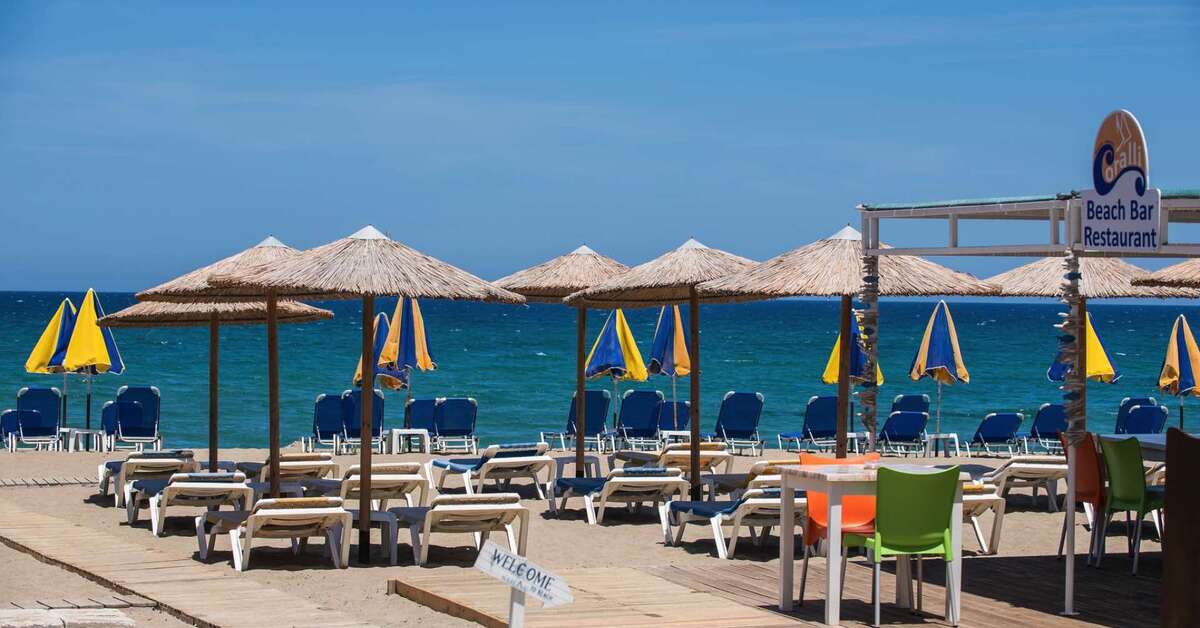 Een foto van het strand bij Yianna Caravel Beach Hotel