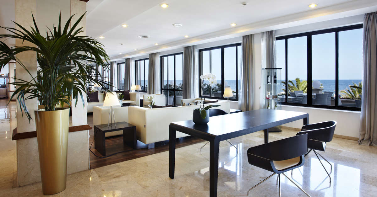 Een foto van het interieur van Grupotel Aguait Resort & Spa