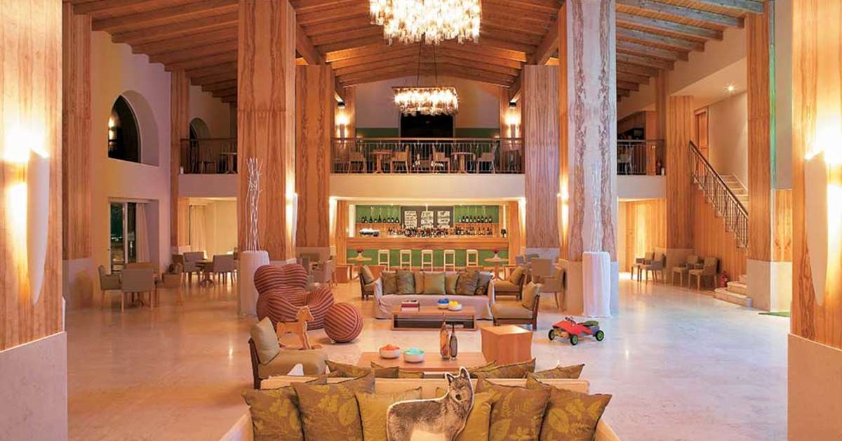 Een foto van het interieur van Grecotel Filoxenia Hotel