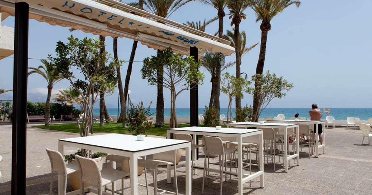 Een foto van het terras bij Hotel Cap Negret