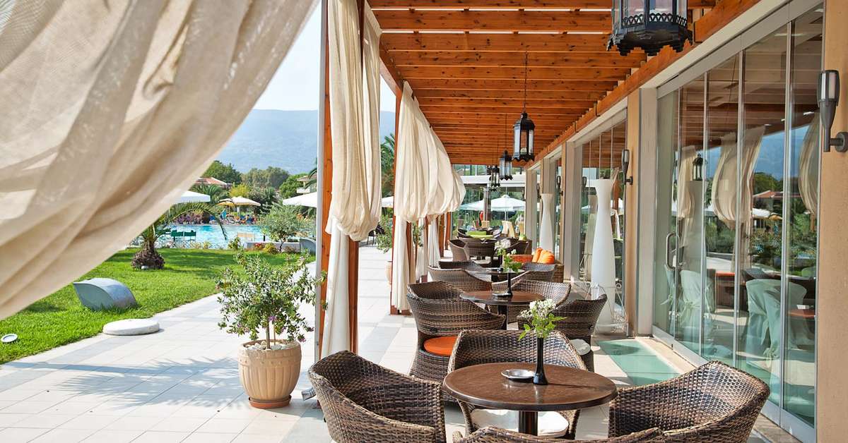 Een foto van het terras bij Hotel Poseidon Palace