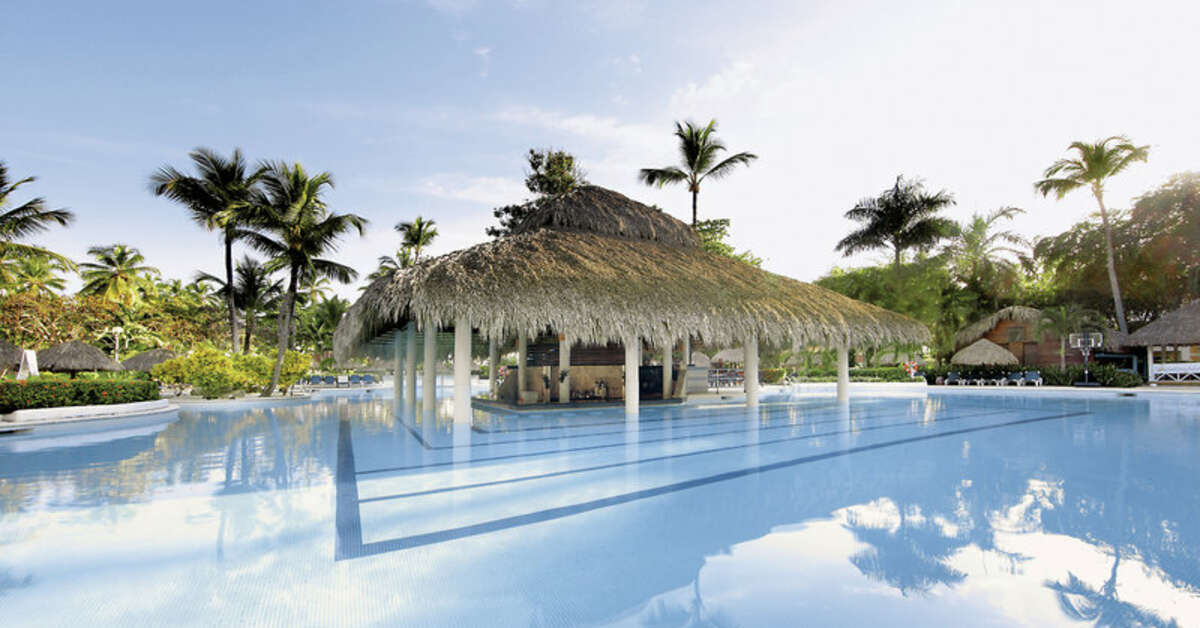 Een foto van het zwembad bij Grand Palladium Bavaro Suites Resort & Spa