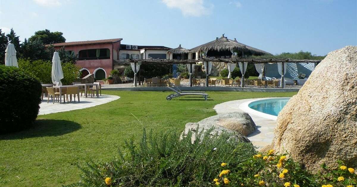 Een foto van het terras bij Hotel Ollastu