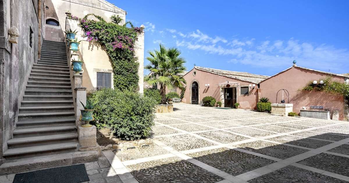 Een foto van het terras bij Hotel Villa Giulia Noto