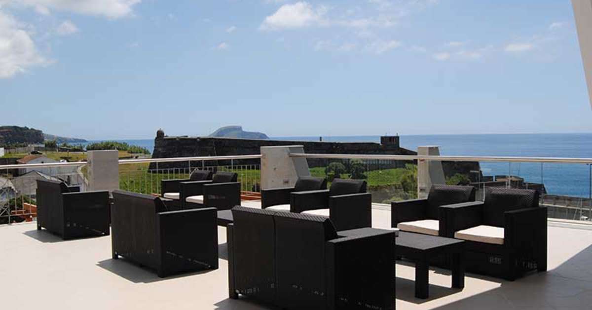 Een foto van het terras bij Angra Marina Hotel