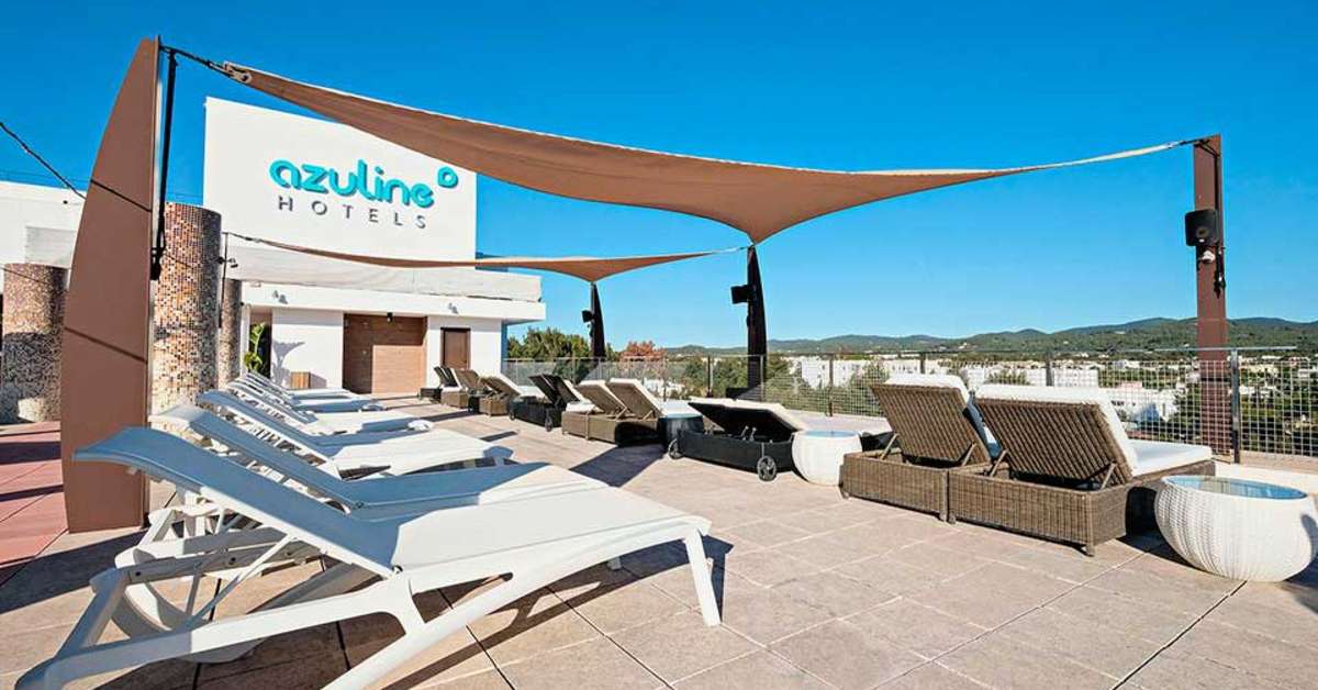 Een foto van het terras bij azuLine Hotel Bergantin
