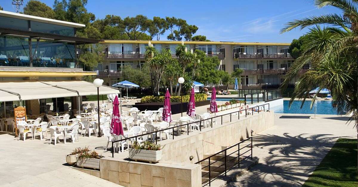 Een foto van de buitenkant van Aparthotel Comtat Sant Jordi