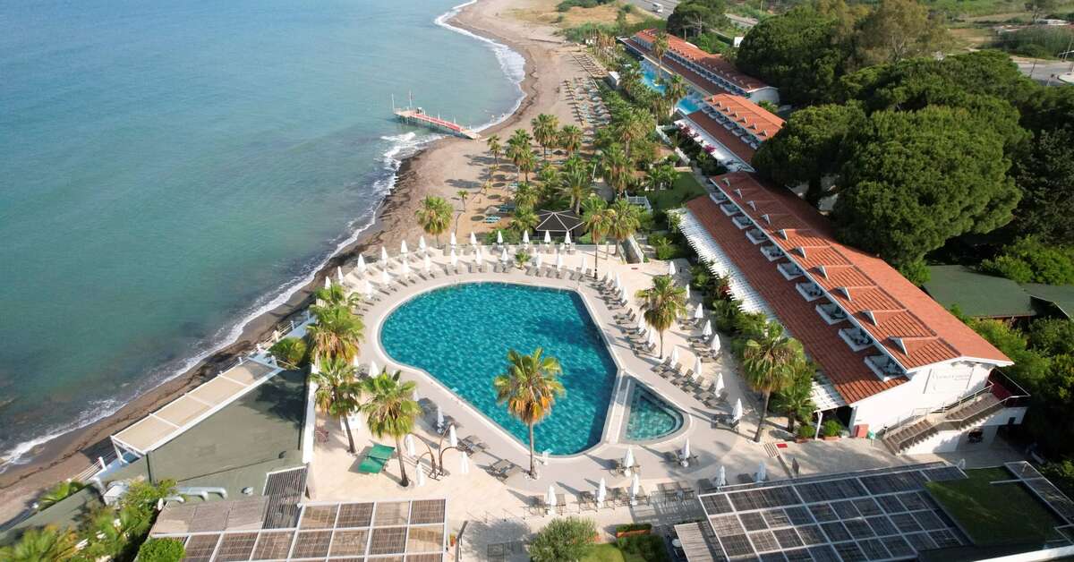 Een foto van het zwembad bij Flora Garden Beach Hotel