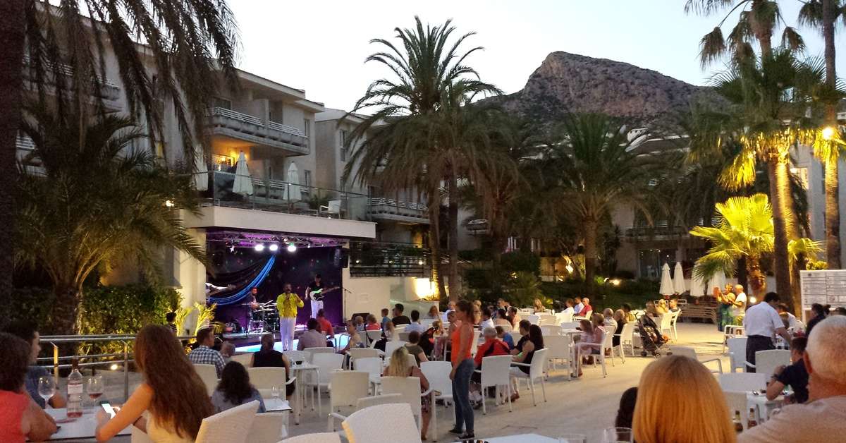 Een foto van het terras bij Puerto Azul Suite Hotel