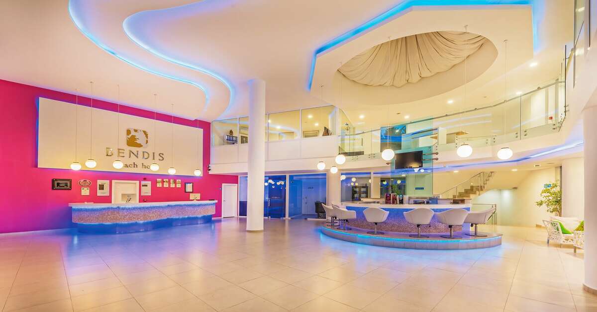 Een foto van het interieur van Bendis Beach Hotel