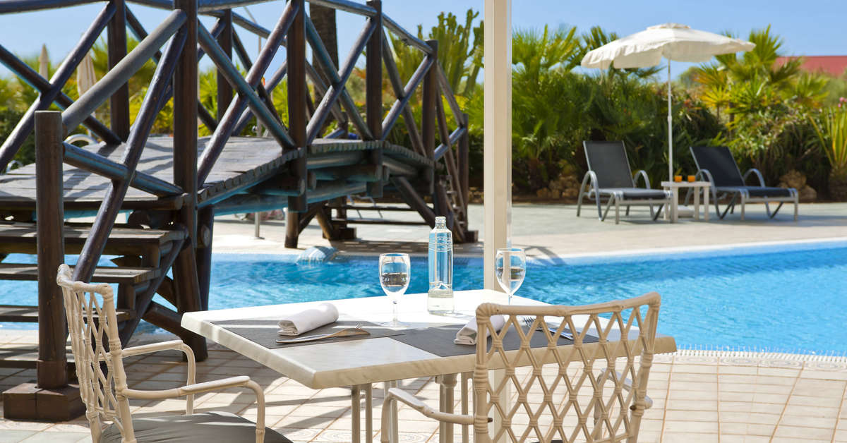 Een foto van het zwembad bij Melia Atlantico Isla Canela