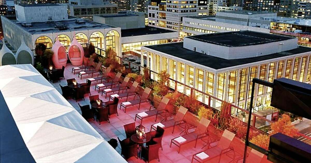 Een foto van het terras bij The Empire Hotel