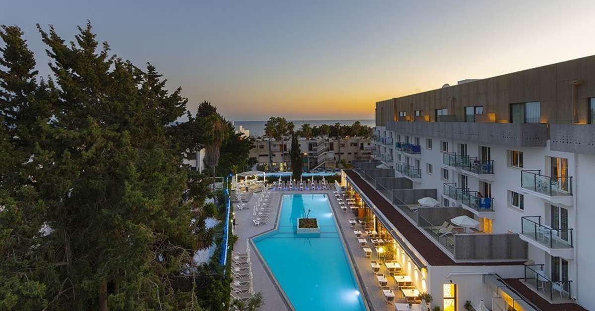 Een foto van het zwembad bij Anemi Hotel & Suites