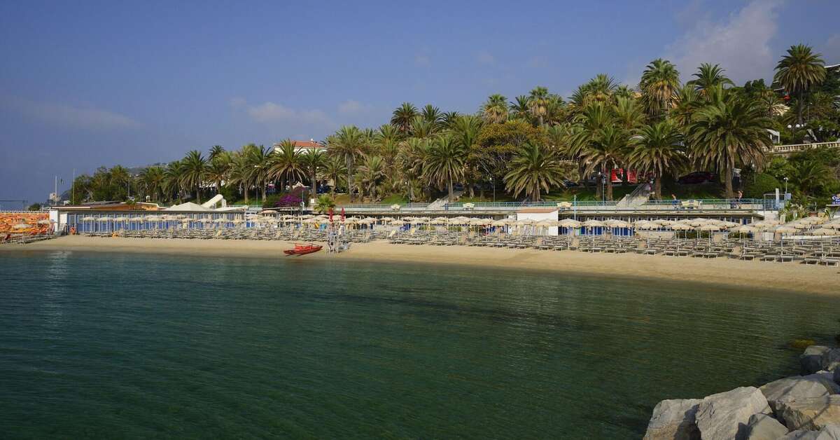 Ein Foto vom Strand beim Royal Hotel San Remo