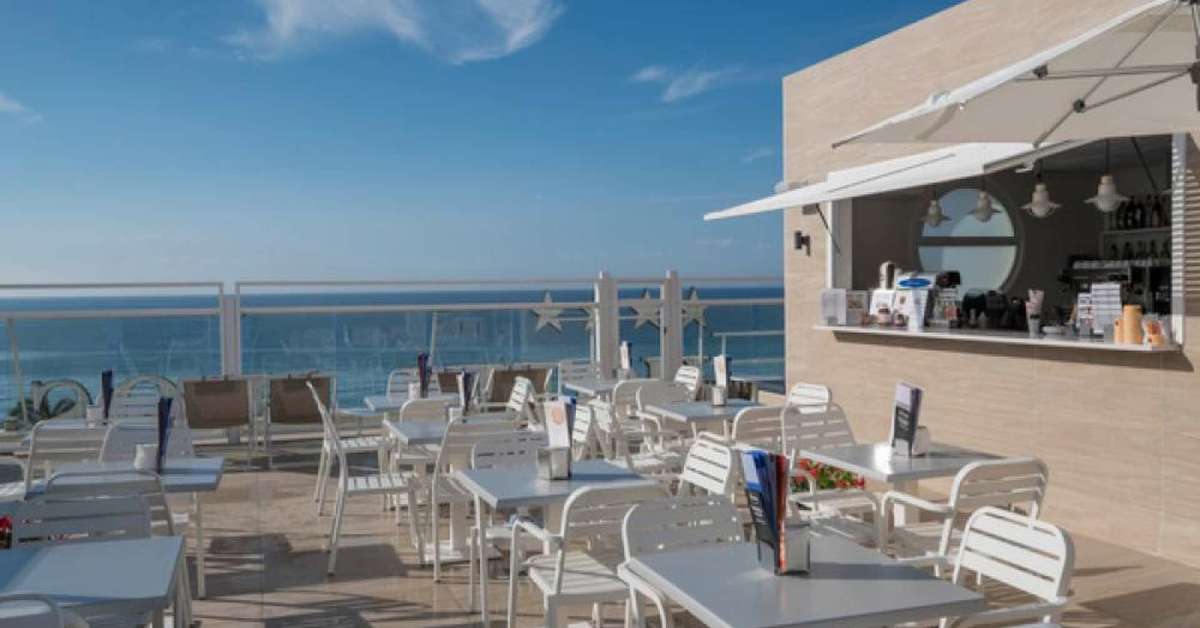 Een foto van het terras bij Hotel Rosamar Maritim
