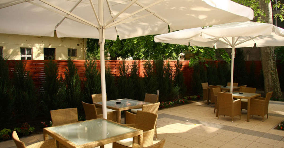 Een foto van het terras bij Lions Garden Hotel