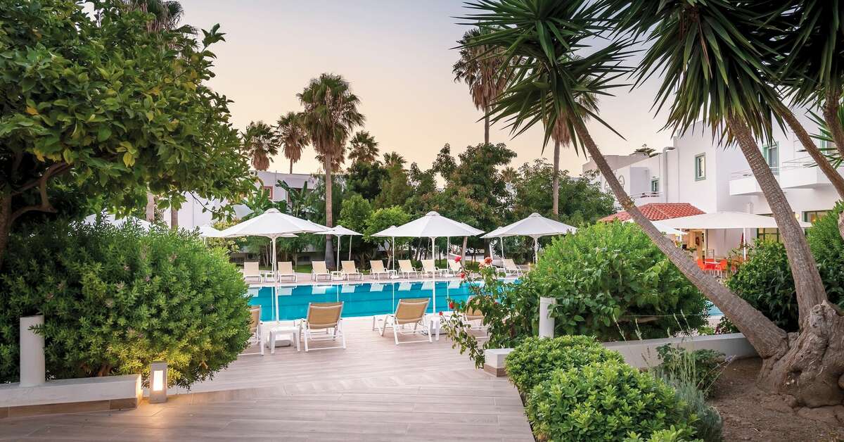 Een foto van het zwembad bij Alexandra Beach Aparthotel
