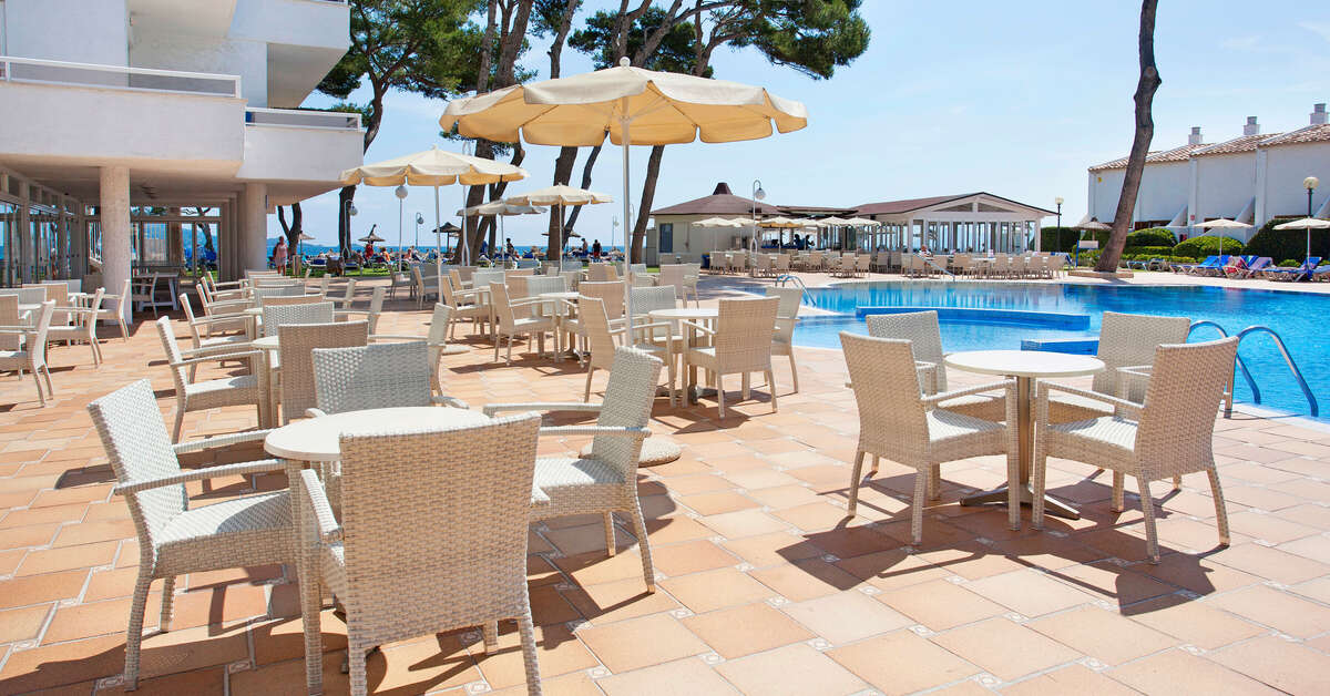 Een foto van het terras bij Grupotel Los Principes & Spa