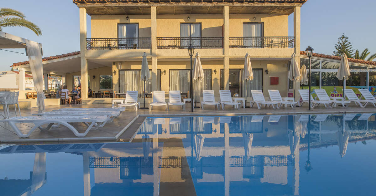 Een foto van het zwembad bij Creta Aquamarine Hotel
