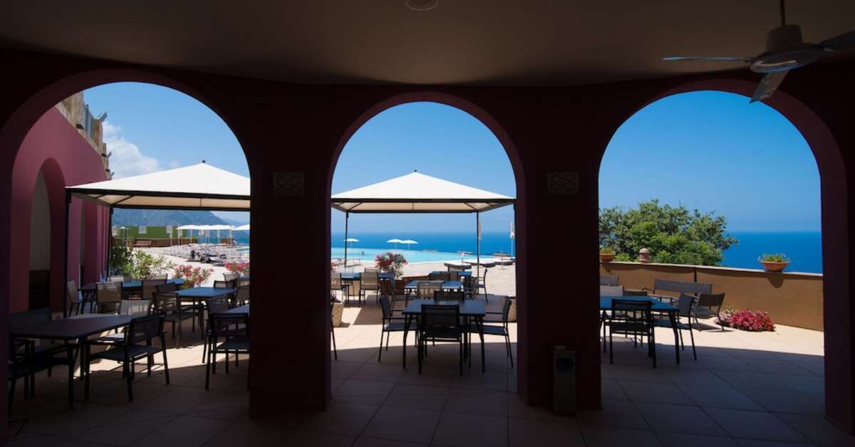 Een foto van het terras bij GH Avalon Sikani Resort