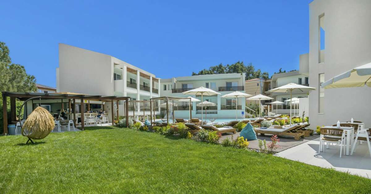 Een foto van het zwembad bij Mirablue Deluxe Residences