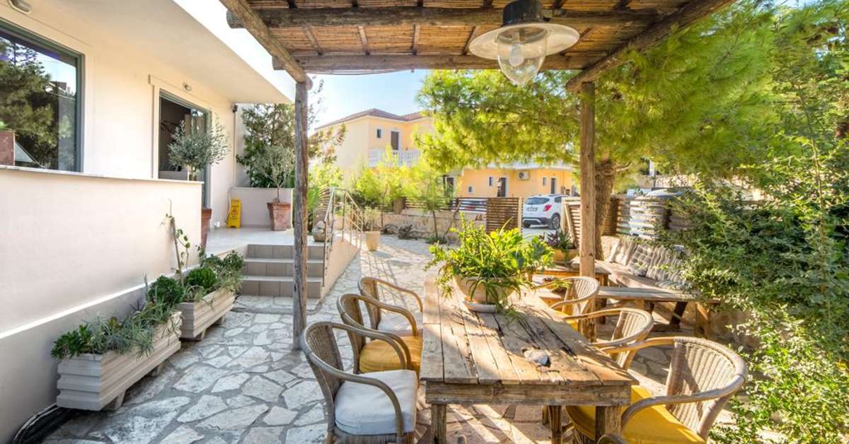 Een foto van het terras bij Appartementen Pierros