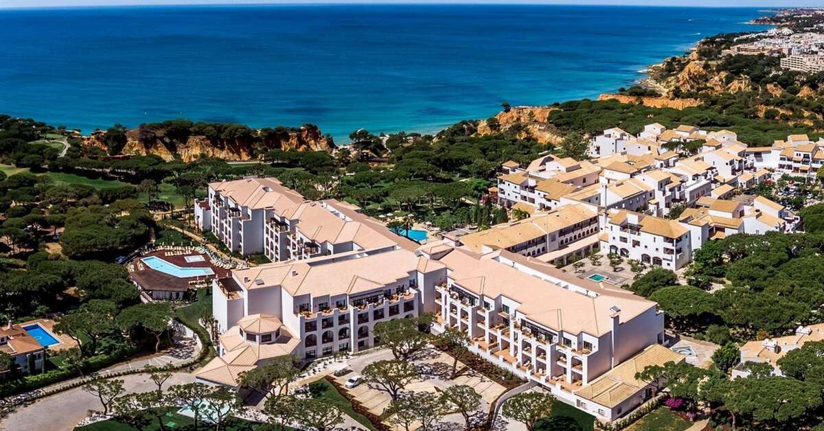 Een foto van de buitenkant van Pine Cliffs Village & Golf Suites