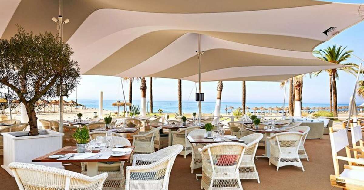 Een foto van het terras bij Puente Romano Beach Resort & Spa