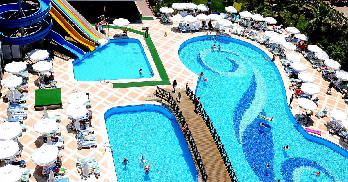 Een foto van het zwembad bij Holiday Garden Resort
