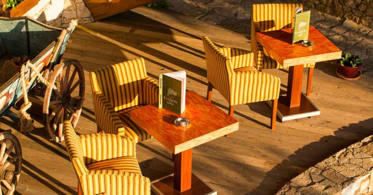 Een foto van het terras bij Kallisti Hotel